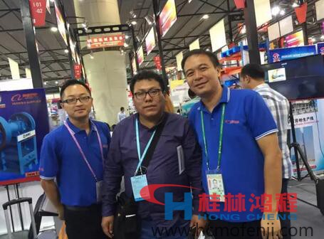 桂林鴻程外貿業(yè)務員與客戶合影留念