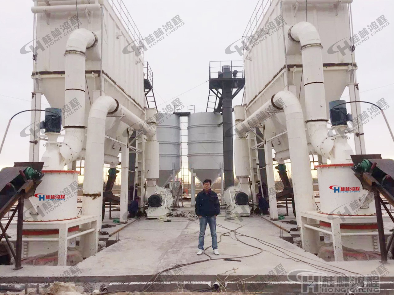 300目石粉磨粉生產(chǎn)線雷蒙磨型號400目~2500目磨粉機(jī)設(shè)備:HCH超細(xì)環(huán)輥磨粉機(jī) 300目石粉磨粉生產(chǎn)線雷蒙磨型號400目~2500目磨粉機(jī)設(shè)備:HCH超細(xì)環(huán)輥磨粉機(jī)