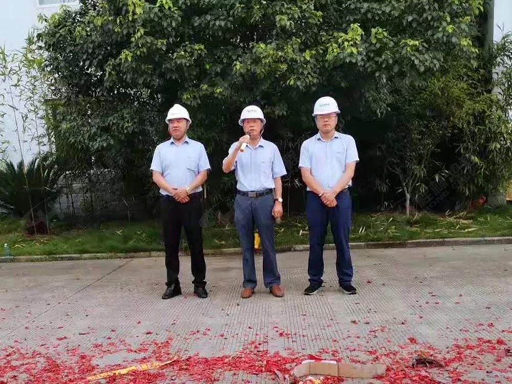 桂林鴻程董事長(zhǎng)容平勛發(fā)表致辭桂林鴻程機(jī)電設(shè)備有限公司廠區(qū)2#生產(chǎn)廠房開(kāi)工大吉！