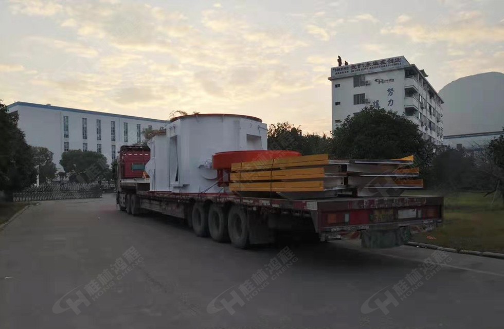 HLMX1700超細(xì)立磨車隊(duì)駛出桂林鴻程大門(mén) 踏上為客戶創(chuàng)造價(jià)值的征程