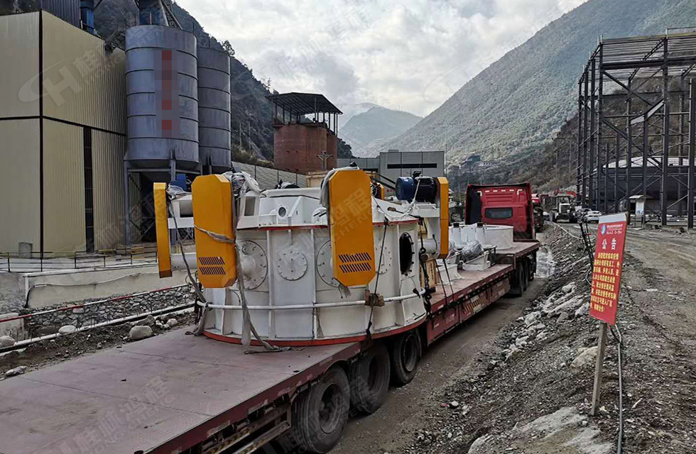 廣西桂林鴻程磨粉機董事長容棟國、總經理林總親臨磨機安裝現(xiàn)場指導工作