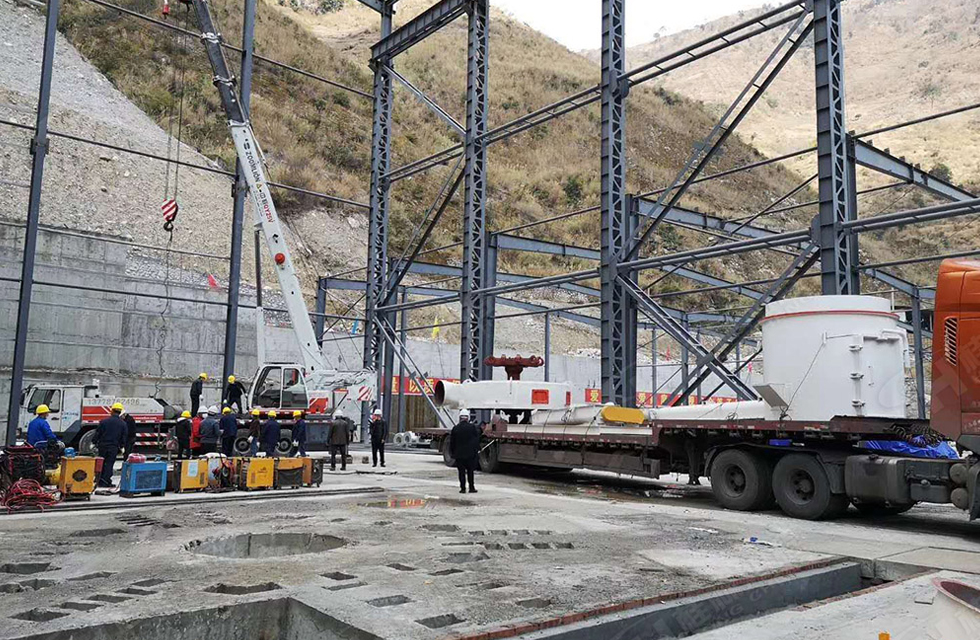 廣西桂林鴻程磨粉機董事長容棟國、總經理林總親臨磨機安裝現(xiàn)場指導工作