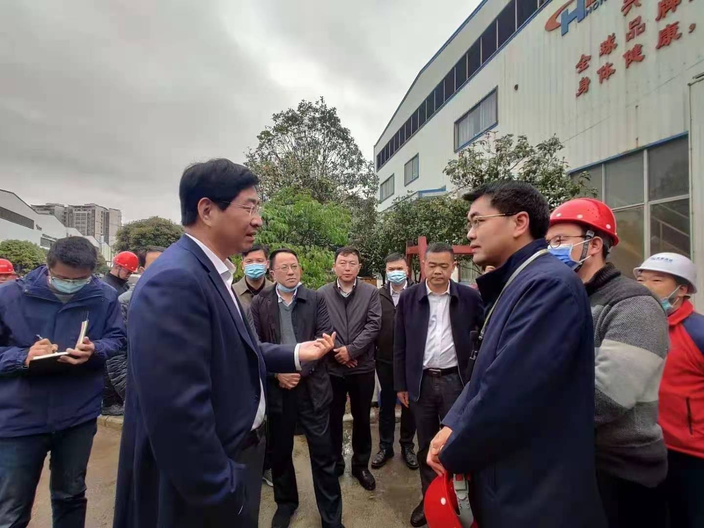 桂林市委書記周家斌書記，鐘洪常務(wù)副市長等市委市政府，區(qū)委區(qū)政府領(lǐng)導(dǎo)一行開年第一站來到廣西桂林鴻程機(jī)械廠指導(dǎo)慰問