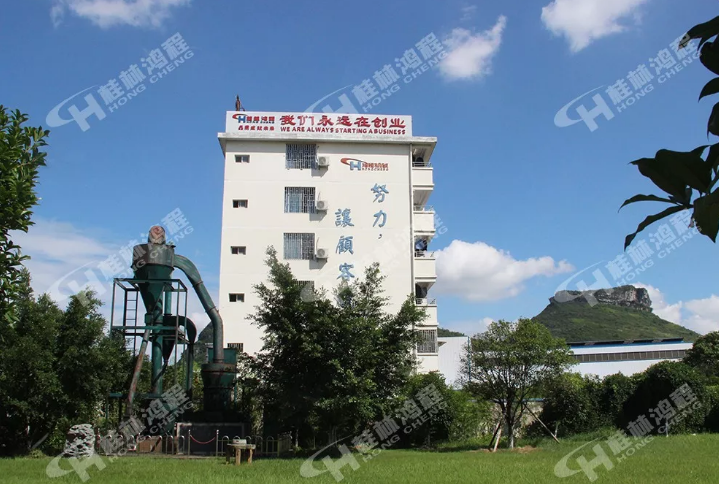 時(shí)產(chǎn)15噸立式輥磨機(jī)雷蒙機(jī)多少錢(qián)？請(qǐng)到鴻程立式輥磨機(jī)雷蒙機(jī)生產(chǎn)基地直接面談